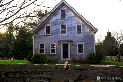 Pond view luxury real estate property on Martha&#039;s Vineyard